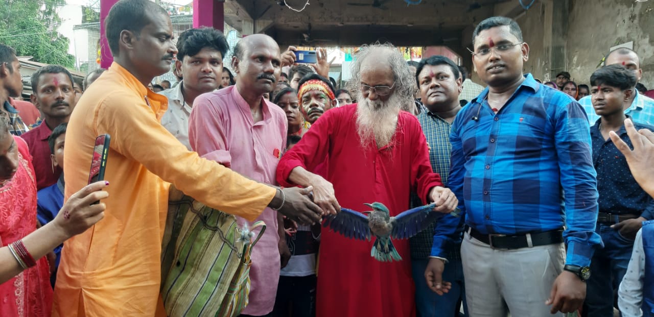 भगवान राम को लगा था ब्राह्मण वध का पाप तब,नीलकंठ पक्षी के रूप में धरती पर पधारे थे भगवान शिव -दशमी को नीलकंठ पक्षी के दर्शन हो जाने से भक्तों का दिन हमेशा रहता व बनते है बिगड़े कार्य