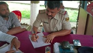 काठपुल के समीप मोबाइल छीनकर भाग रहे बाइक सवार दो युवकों को ग्रामीणों ने पकड़कर पुलिस को सौंपा, चोरी की 5 मोबाइल बरामद