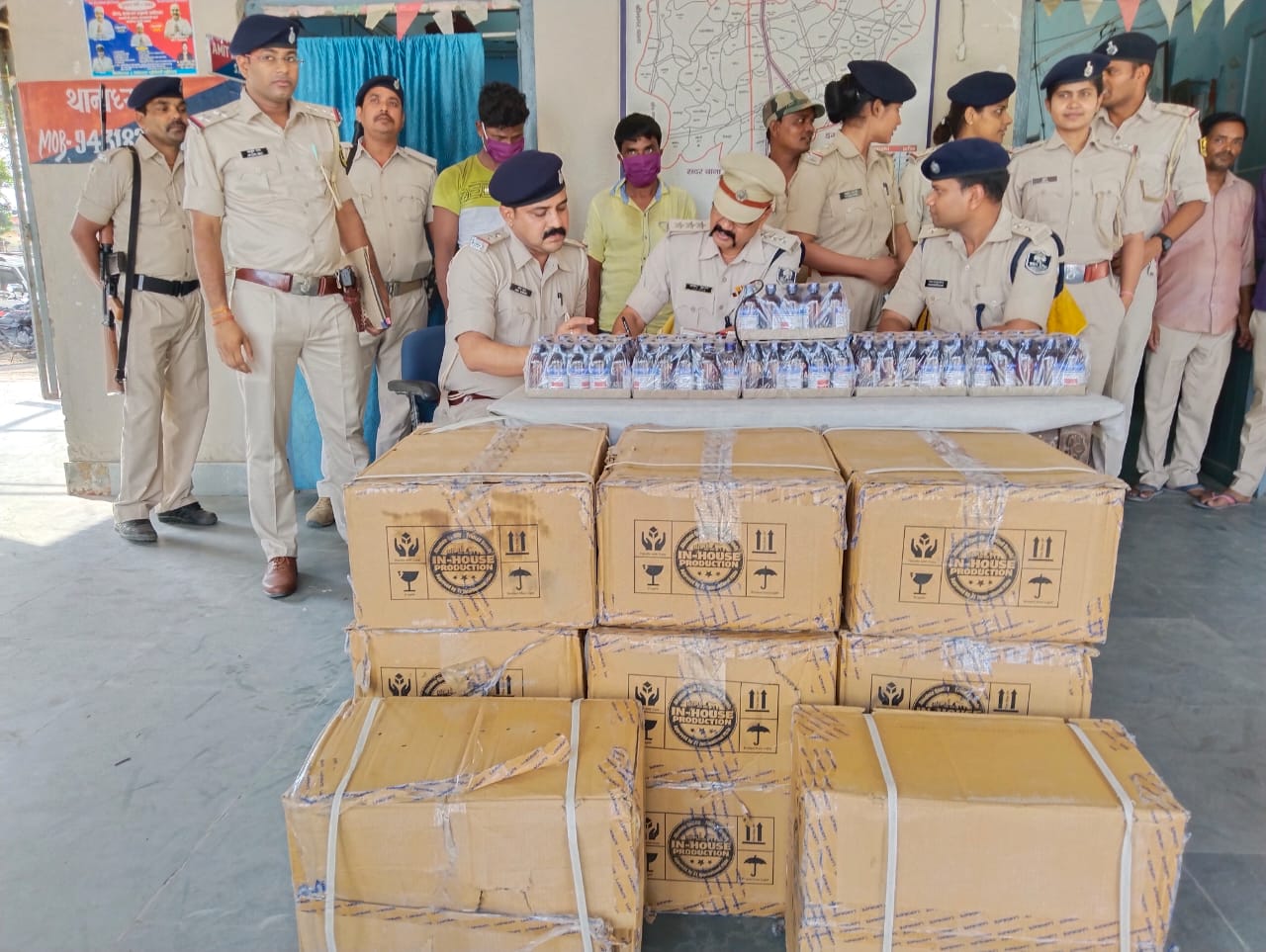 पूर्णिया पुलिस को मिली बड़ी सफलता अलग अलग थाना क्षेत्र से लगभग सैतीस सौ बोतल प्रतिबंधित कफ सिरप बरामद किया है दो तस्कर गिरफ्तार