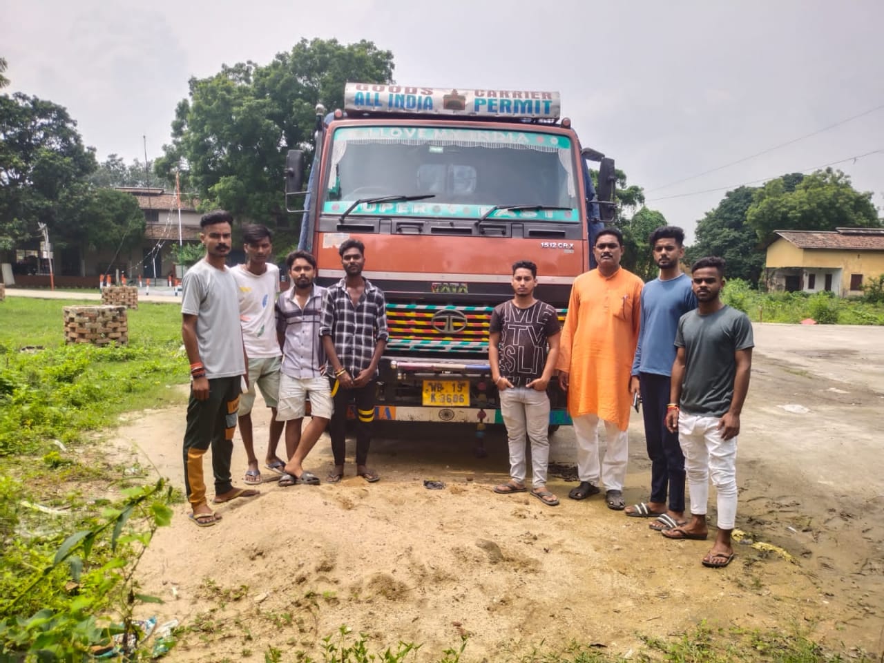 विहिप बजरंगदल के सदस्यों ने पकड़ा एक ट्रक प्रतिबंधित पशु मांस, कसबा थाना पुलिस को किया सुपुर्द - पूर्णिया पुलिस की शिथिलता के कारण तस्करी का खेल चल रहा परवान पर - शीघ्र कार्यवाही नहीं होने पर विहिप बजरंग दल ने दिया आंदोलन का अल्टीमेटम