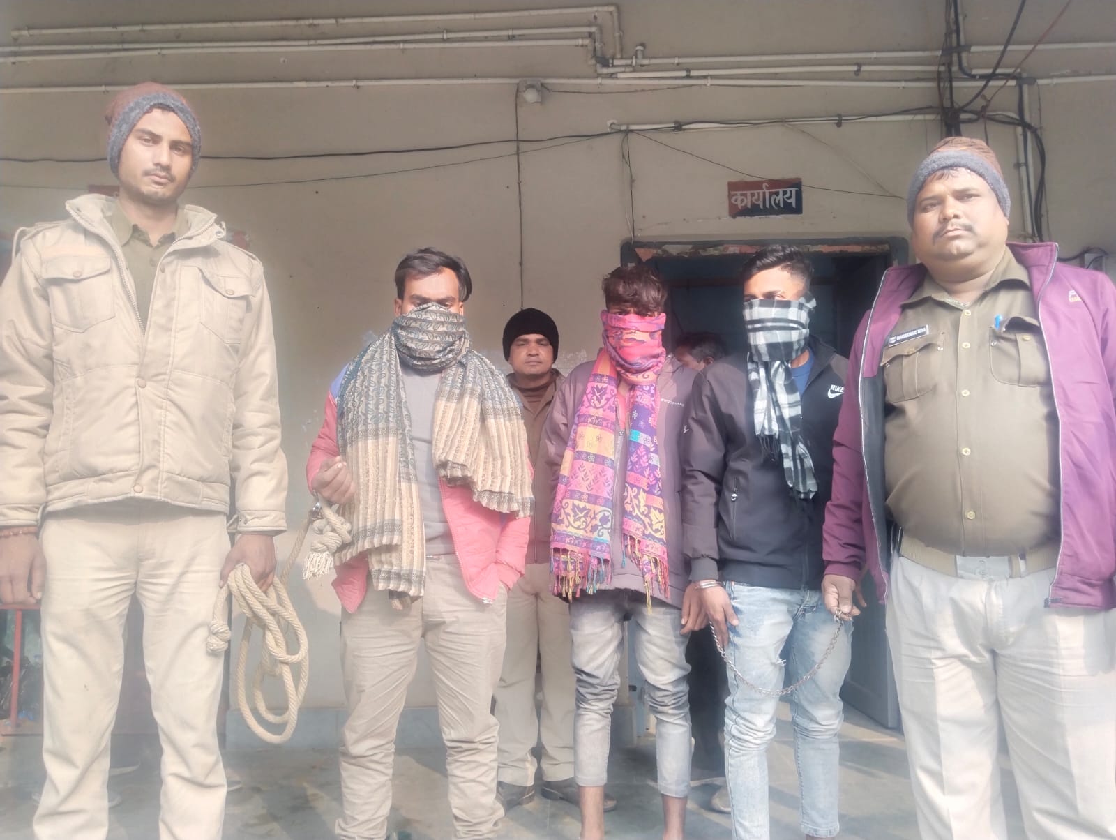 कसबा थाना पुलिस की उपलब्धि, बाइक चोर गिरोह का भंडाफोड़, चोरी की बाइक के साथ तीन अपराधी गिरफ्तार - नये थाना अध्यक्ष की बेहतरीन कार्यशैली पुलिसिया तंत्र के लिए बन रही एक महत्वपूर्ण नजीर - कसबा थाना पुलिस के कार्यों की हर ओर हो रही है सराहना - अपराधियों के बीच मचा है हड़कंप, भयमुक्त और सुख चैन के साथ हो गया है कायम