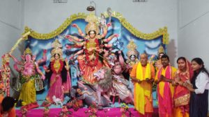 पंडालों, मंदिरों में महाष्टमी पूजा को मां की खोइंचा भरने उमड़़े श्रद्धालु,सुहागिन महिलाओं में खोइंचा भरने की लगी रही होड़