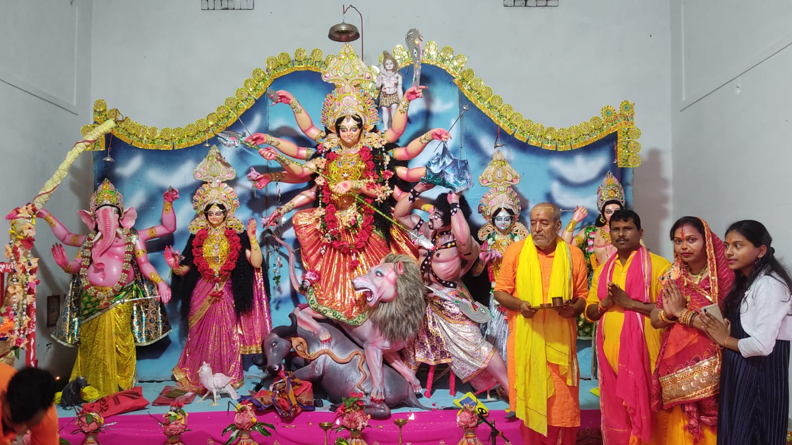 पंडालों, मंदिरों में महाष्टमी पूजा को मां की खोइंचा भरने उमड़़े श्रद्धालु,सुहागिन महिलाओं में खोइंचा भरने की लगी रही होड़